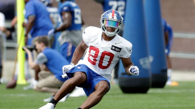 new-york-giants-training-camp-mcadooo-victor-cruz.jpg